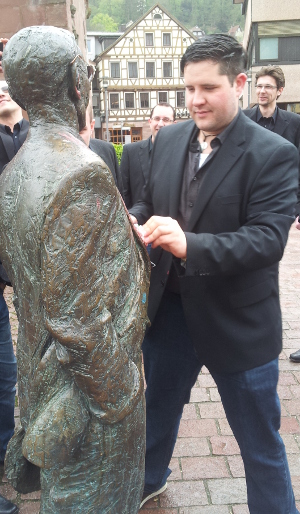 CalvVoci richtet die Bronzestatue von Hermann Hesse für den gemeinsamen Foto-Termin her